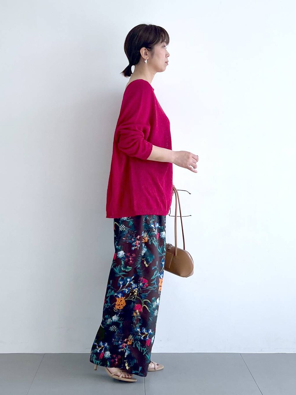 ブラウン系のその他パンツ、ブラウン系のハンドバッグ、レッド系のニット/セーターを着用したレディースの春コーディネートの8枚目の写真