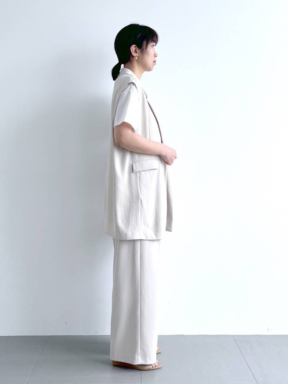 ホワイト系のベスト、ホワイト系のその他パンツ、ホワイト系のTシャツ/カットソーを着用したレディースの春コーディネートの8枚目の写真