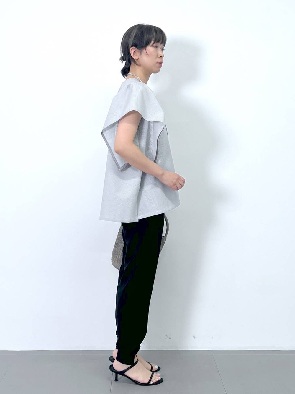 「体型カバー、着痩せ・細見え、ベーシック/シンプル、夏コーデ、ブラウス、ネックレス、サンダル、バッグ、骨格ナチュラル、BARNYARDSTORM、Mazell」｜「BARNYARDSTORMのBARNYARDSTORM / Wストラップミュール（スリッポン、ブラック系）」を使った、あべさん（骨格ナチュラル・レディース・159cm）の夏コーディネートの5枚目の写真