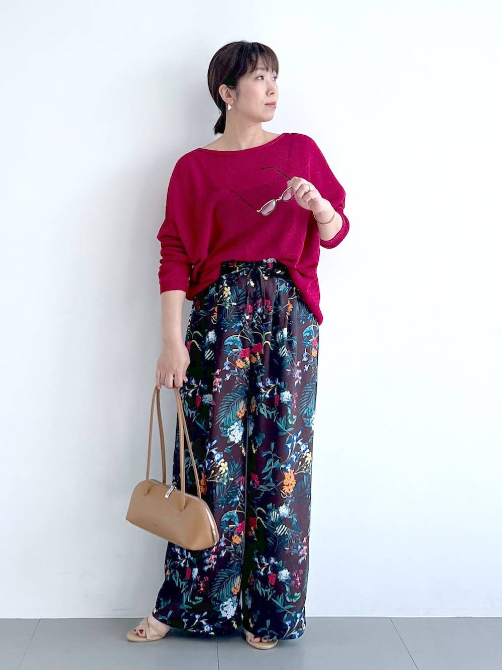 ブラウン系のその他パンツ、ブラウン系のハンドバッグ、レッド系のニット/セーターを着用したレディースの春コーディネートの6枚目の写真