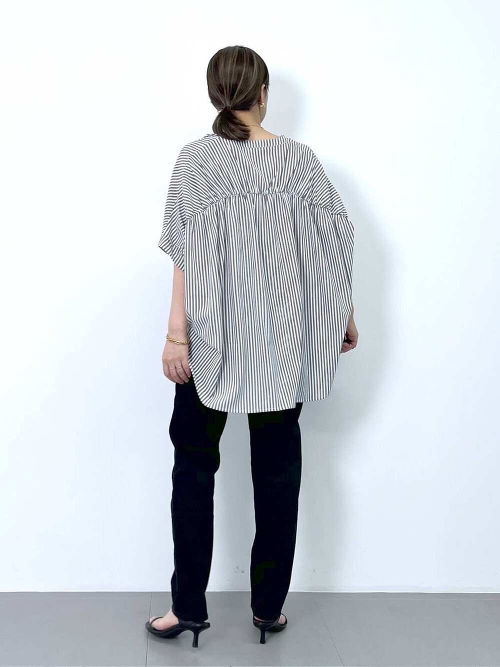 グレー系のシャツ/ブラウスを着用したレディースの夏コーディネートの8枚目の写真