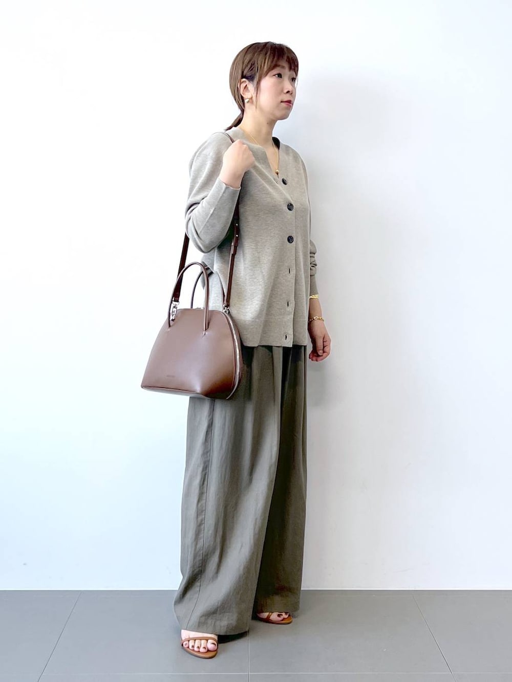 ブラウン系のその他パンツ、ベージュ系のカーディガン/ボレロ、ブラウン系のサンダルを着用したレディースの夏コーディネートの6枚目の写真