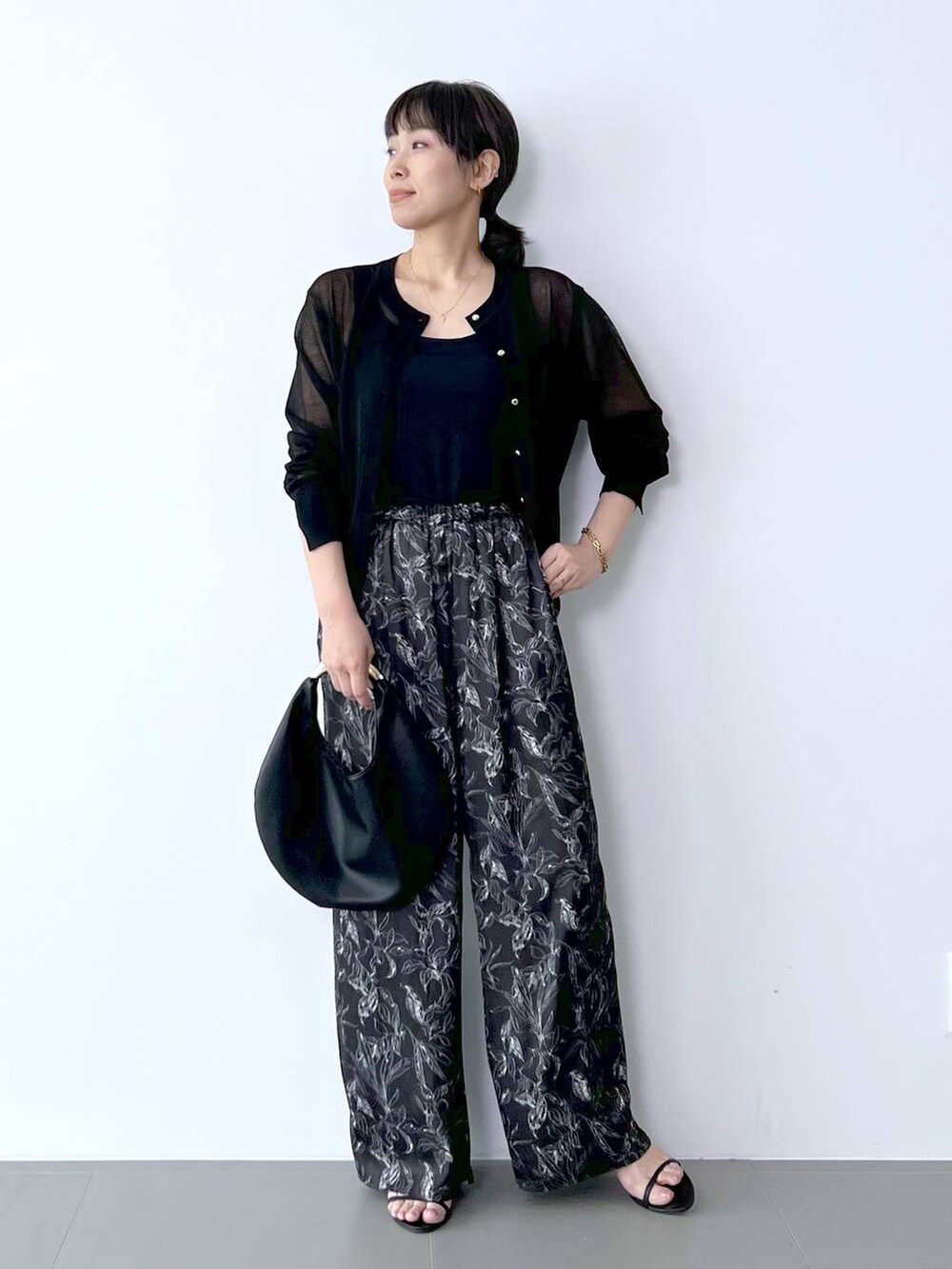 「体型カバー、着痩せ・細見え、ベーシック/シンプル、夏コーデ、カーディガン、ワイドパンツ、骨格ナチュラル、バッグ、サンダル、BARNYARDSTORM、Mazell」｜「BARNYARDSTORMのBARNYARDSTORM / Wストラップミュール（スリッポン、ブラック系）」を使った、あべさん（骨格ナチュラル・レディース・159cm）の夏コーディネートの2枚目の写真