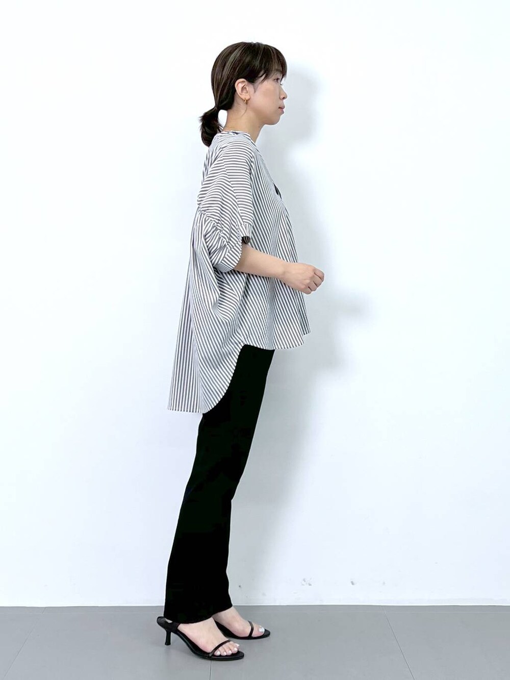 グレー系のシャツ/ブラウスを着用したレディースの夏コーディネートの6枚目の写真