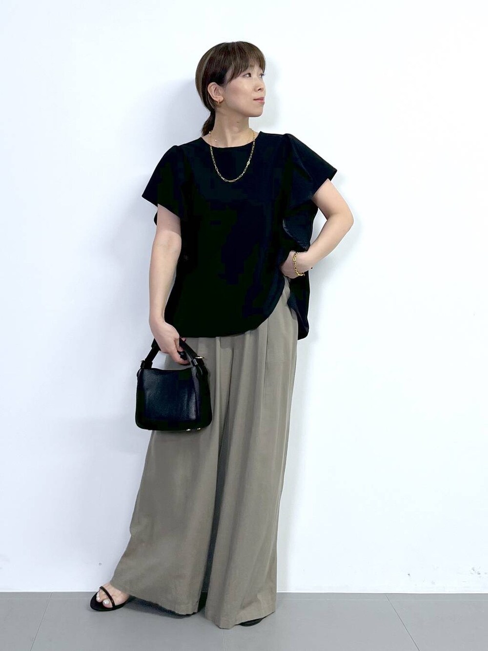 「体型カバー、着痩せ・細見え、ベーシック/シンプル、夏コーデ、ブラウス、ワイドパンツ、リネン・透けアイテム、サンダル、バッグ、ショルダーバッグ、骨格ナチュラル、BARNYARDSTORM、Mazell」|「BARNYARDSTORMのBARNYARDSTORM / Wストラップミュール(スリッポン、ブラック系)」を使った、あべさん(骨格ナチュラル・レディース・159cm)の夏コーディネートの5枚目の写真