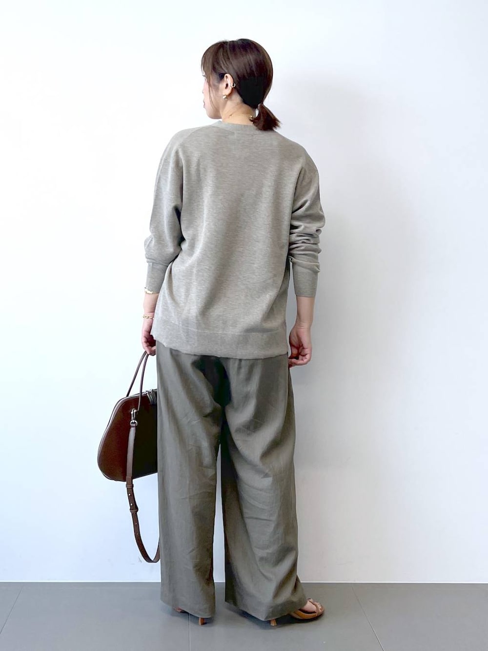 ブラウン系のその他パンツ、ベージュ系のカーディガン/ボレロ、ブラウン系のサンダルを着用したレディースの夏コーディネートの7枚目の写真