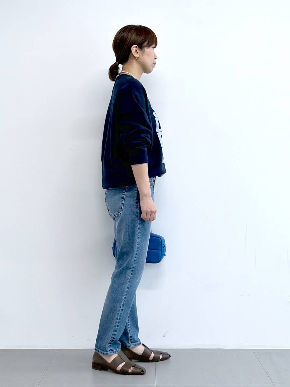 「体型カバー、着痩せ・細見え、ベーシック/シンプル、デニムパンツ、テーパードパンツ、スウェット、バッグ、パンプス、カジュアル、ブレスレット、ネックレス」|「BARNYARDSTORMのBARNYARDSTORM / ソフトウエストスリムボーイパンツ(デニムパンツ、ブルー系)」を使った、あべさん(骨格ナチュラル・レディース・159cm)の春コーディネートの5枚目の写真
