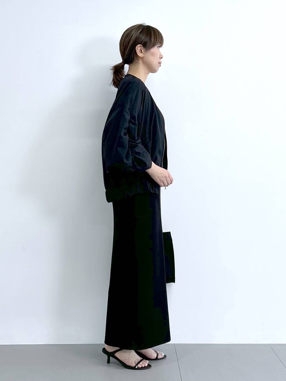 「体型カバー、着痩せ・細見え、ベーシック/シンプル、夏コーデ、スカート、ロングスカート、Tシャツ、ブルゾン、骨格ナチュラル、トートバッグ、バッグ、ショルダーバッグ、BARNYARDSTORM、Mazell、サンダル」|「BARNYARDSTORMのBARNYARDSTORM / Wストラップミュール(スリッポン、ブラック系)」を使った、あべさん(骨格ナチュラル・レディース・159cm)の夏コーディネートの4枚目の写真