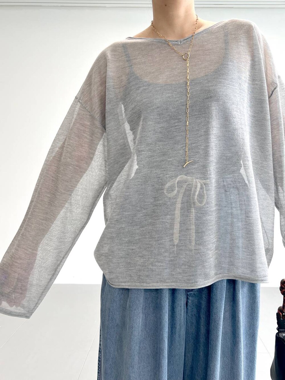「ワイドパンツ、デニムパンツ、ニット、きれいめカジュアル、体型カバー、着痩せ・細見え、ベーシック/シンプル、夏コーデ、骨格ストレート、バッグ、ピアス、BARNYARDSTORM、Mazell、サンダル」|「BARNYARDSTORMのBARNYARDSTORM / スリムチェーンロングラリエット(ネックレス、ゴールド系)」を使った、あべさん(レディース・159cm)の夏コーディネートの3枚目の写真