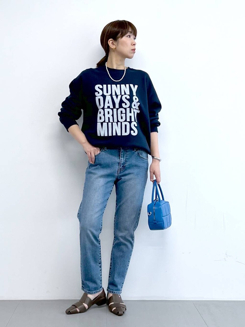 「体型カバー、着痩せ・細見え、ベーシック/シンプル、デニムパンツ、テーパードパンツ、スウェット、バッグ、パンプス、カジュアル、ブレスレット、ネックレス」|「BARNYARDSTORMのBARNYARDSTORM / ソフトウエストスリムボーイパンツ(デニムパンツ、ブルー系)」を使った、あべさん(骨格ナチュラル・レディース・159cm)の春コーディネートの3枚目の写真