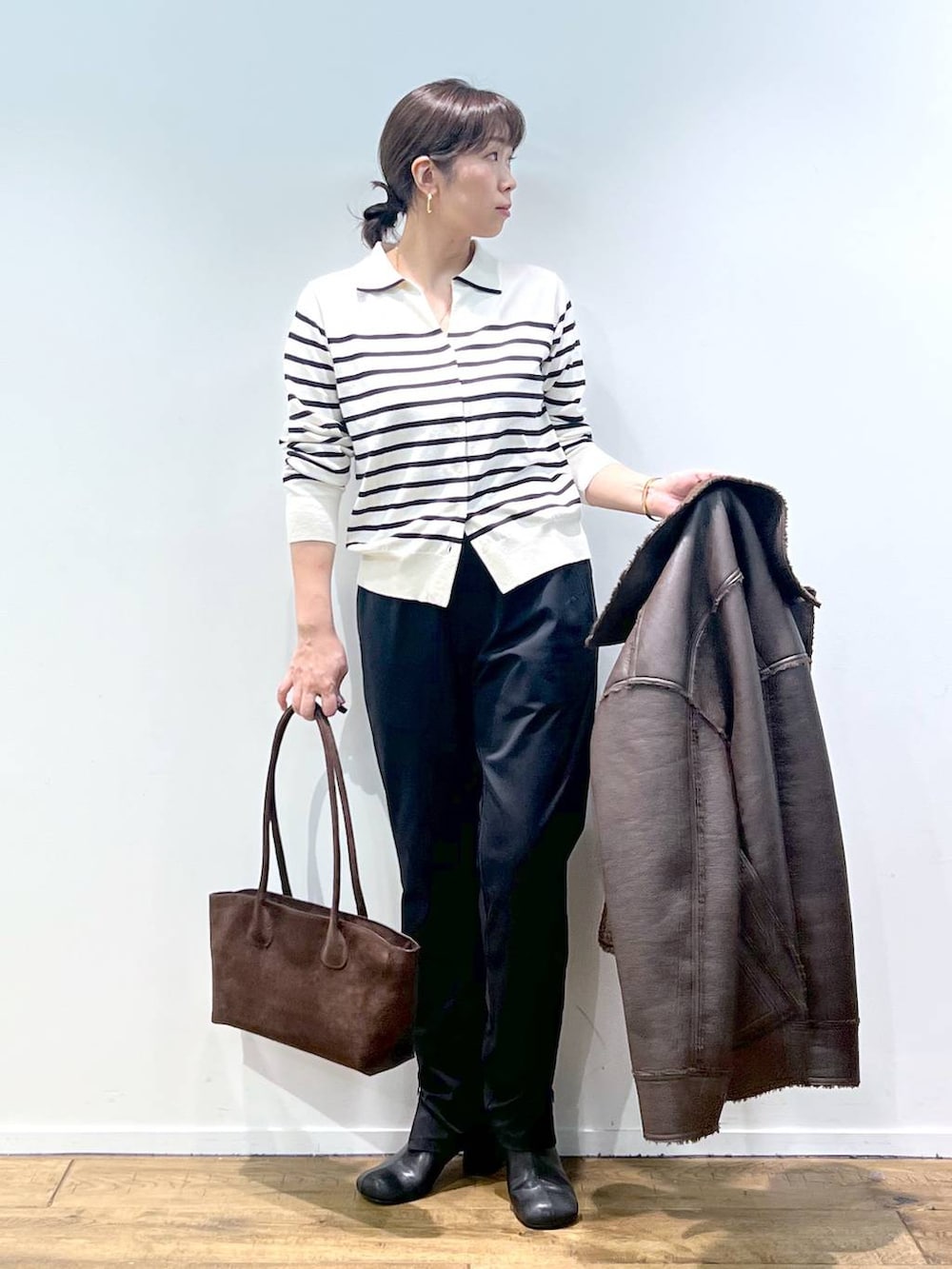 ブラック系のその他パンツ、ホワイト系のニット/セーター、その他のピアス(両耳用)を着用したレディースの秋コーディネートの6枚目の写真