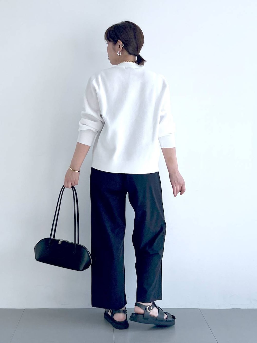 ブラック系のその他パンツ、ブラック系のハンドバッグ、ホワイト系のカーディガン/ボレロを着用したレディースの春コーディネートの10枚目の写真