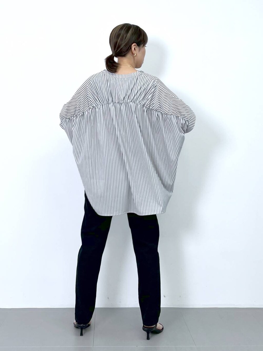 グレー系のシャツ/ブラウスを着用したレディースの夏コーディネートの9枚目の写真