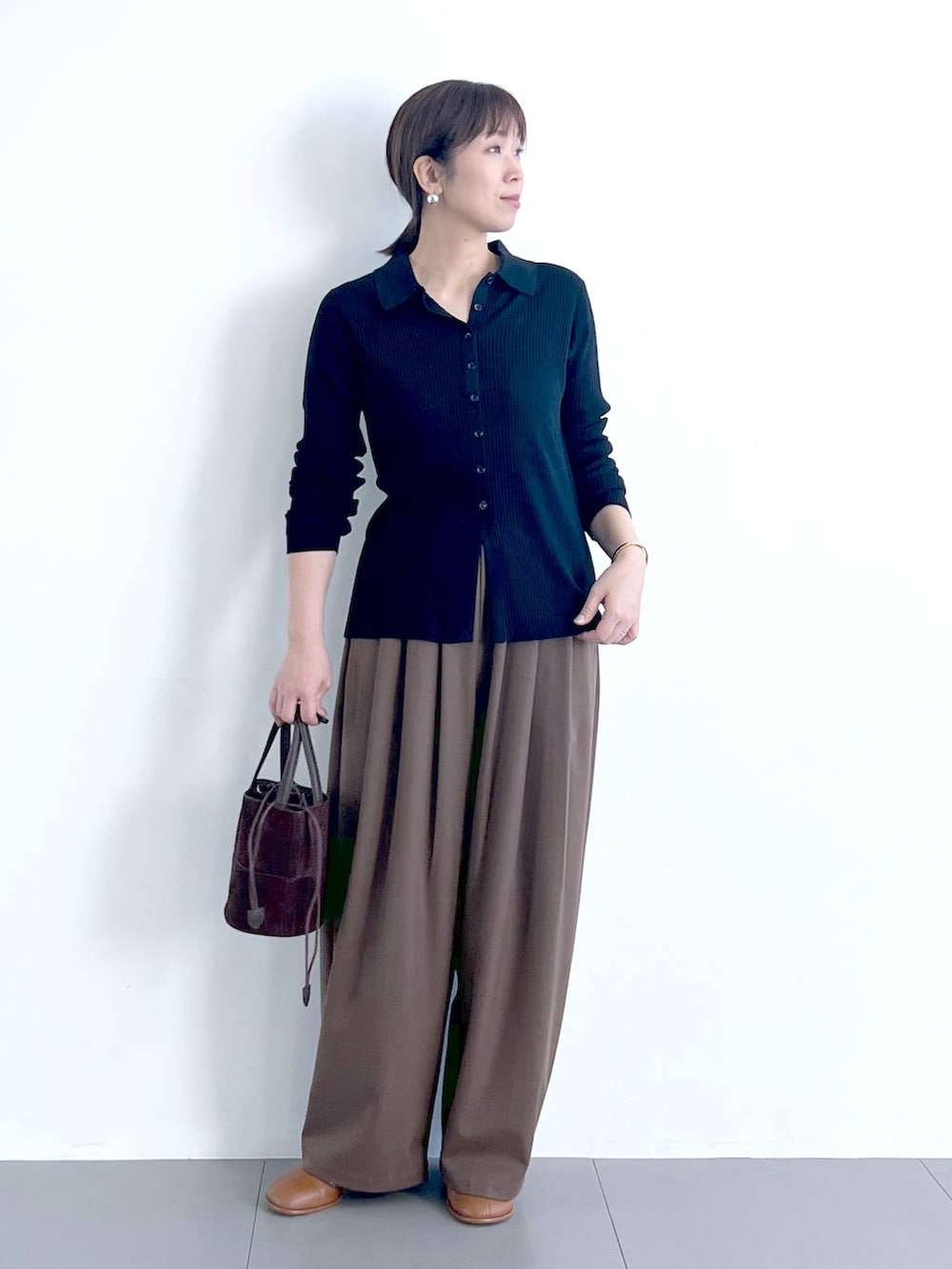 イエロー系のブーツ、ブラウン系のその他パンツ、ブルー系のニット/セーターを着用したレディースの冬コーディネートの3枚目の写真