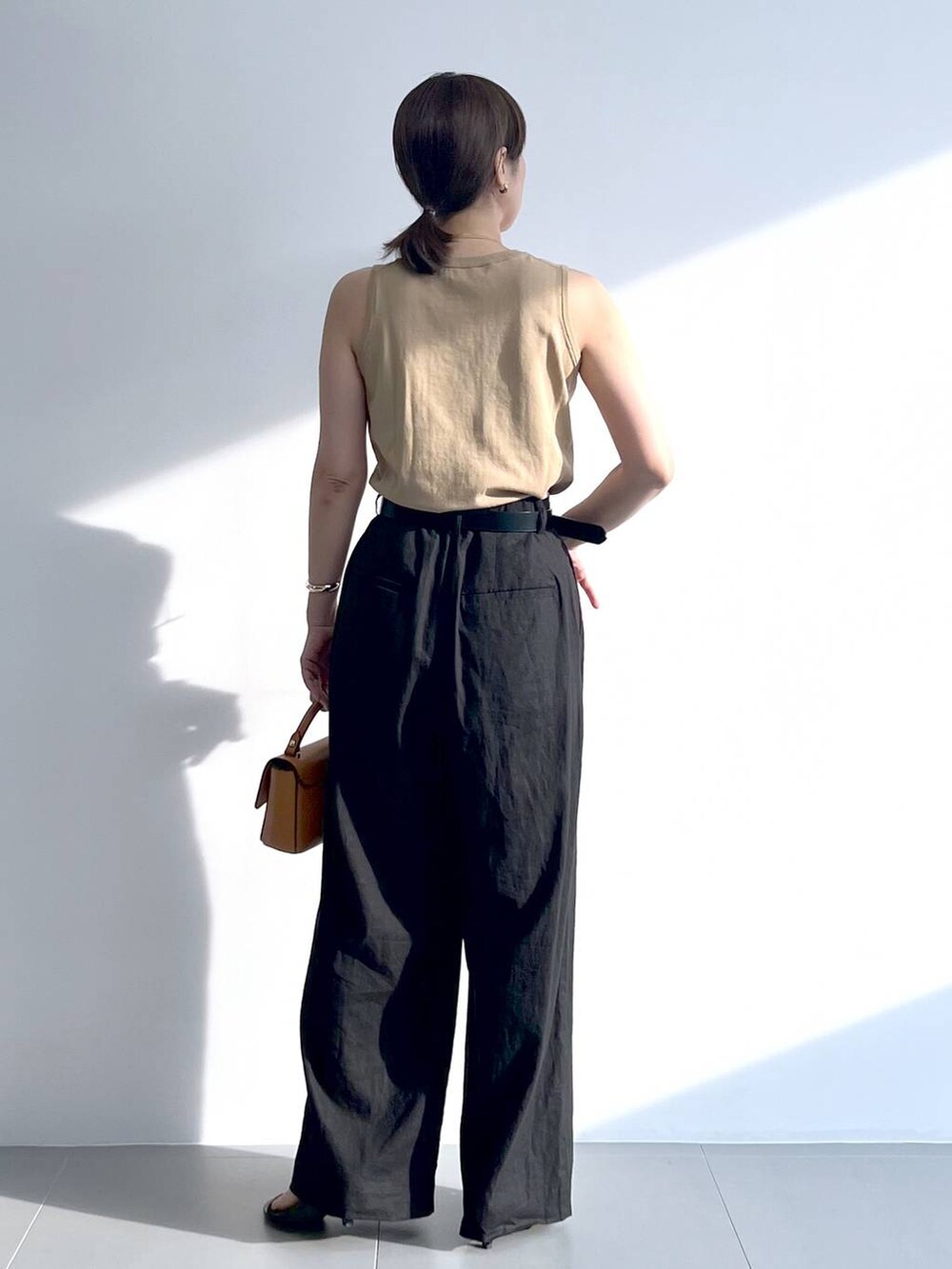 「ニット、体型カバー、着痩せ・細見え、ベーシック/シンプル、夏コーデ、カーディガン、ワイドパンツ、リネン・透けアイテム、骨格ナチュラル、バッグ、ショルダーバッグ、サンダル、BARNYARDSTORM、Mazell」|「BARNYARDSTORMのBARNYARDSTORM / Wストラップミュール(スリッポン、ブラック系)」を使った、あべさん(骨格ナチュラル・レディース・159cm)の春コーディネートの5枚目の写真