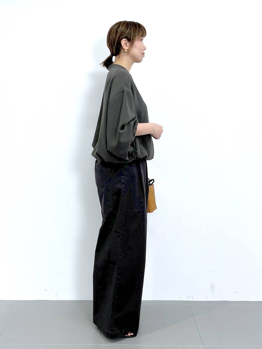 グレー系のブルゾン、ブラック系のショルダーバッグ、ブラック系のサンダルを着用したレディースの秋コーディネートの8枚目の写真