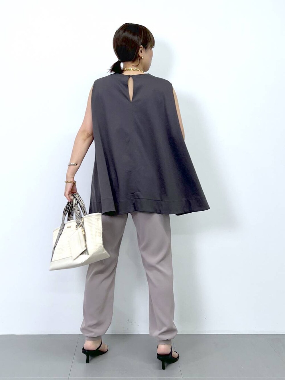 「体型カバー、着痩せ・細見え、ベーシック/シンプル、夏コーデ、サンダル、パンツ、トートバッグ、ネックレス、骨格ナチュラル、ショルダーバッグ、バッグ、BARNYARDSTORM、Mazell」|「BARNYARDSTORMのBARNYARDSTORM / Wストラップミュール(スリッポン、ブラック系)」を使った、あべさん(骨格ナチュラル・レディース・159cm)の夏コーディネートの8枚目の写真
