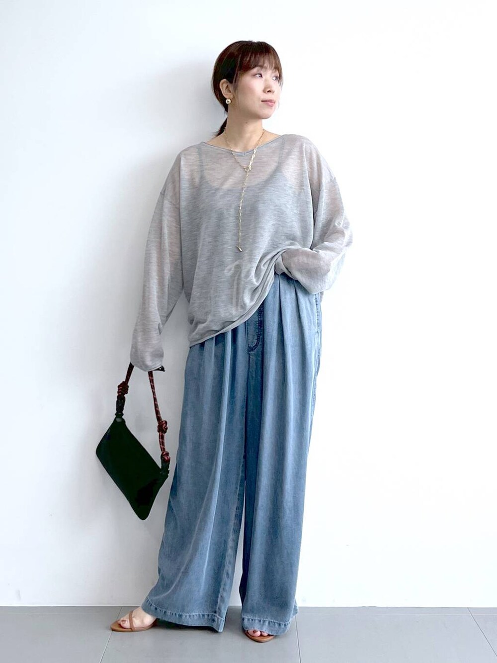 「ワイドパンツ、デニムパンツ、ニット、きれいめカジュアル、体型カバー、着痩せ・細見え、ベーシック/シンプル、夏コーデ、骨格ストレート、バッグ、ピアス、BARNYARDSTORM、Mazell、サンダル」|「BARNYARDSTORMのBARNYARDSTORM / スリムチェーンロングラリエット(ネックレス、ゴールド系)」を使った、あべさん(レディース・159cm)の夏コーディネートの7枚目の写真