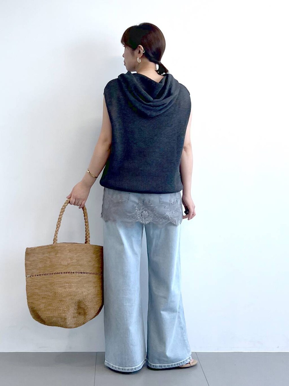 ブルー系のデニムパンツ、グレー系のキャミソール、グレー系のニット/セーターを着用したレディースの春コーディネートの7枚目の写真