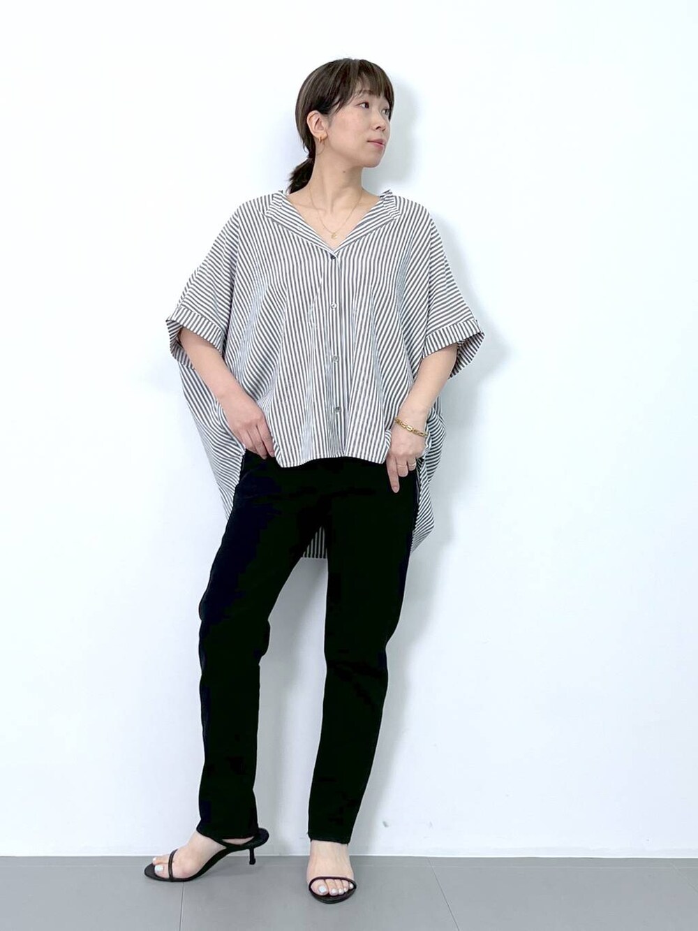 グレー系のシャツ/ブラウスを着用したレディースの夏コーディネートの3枚目の写真