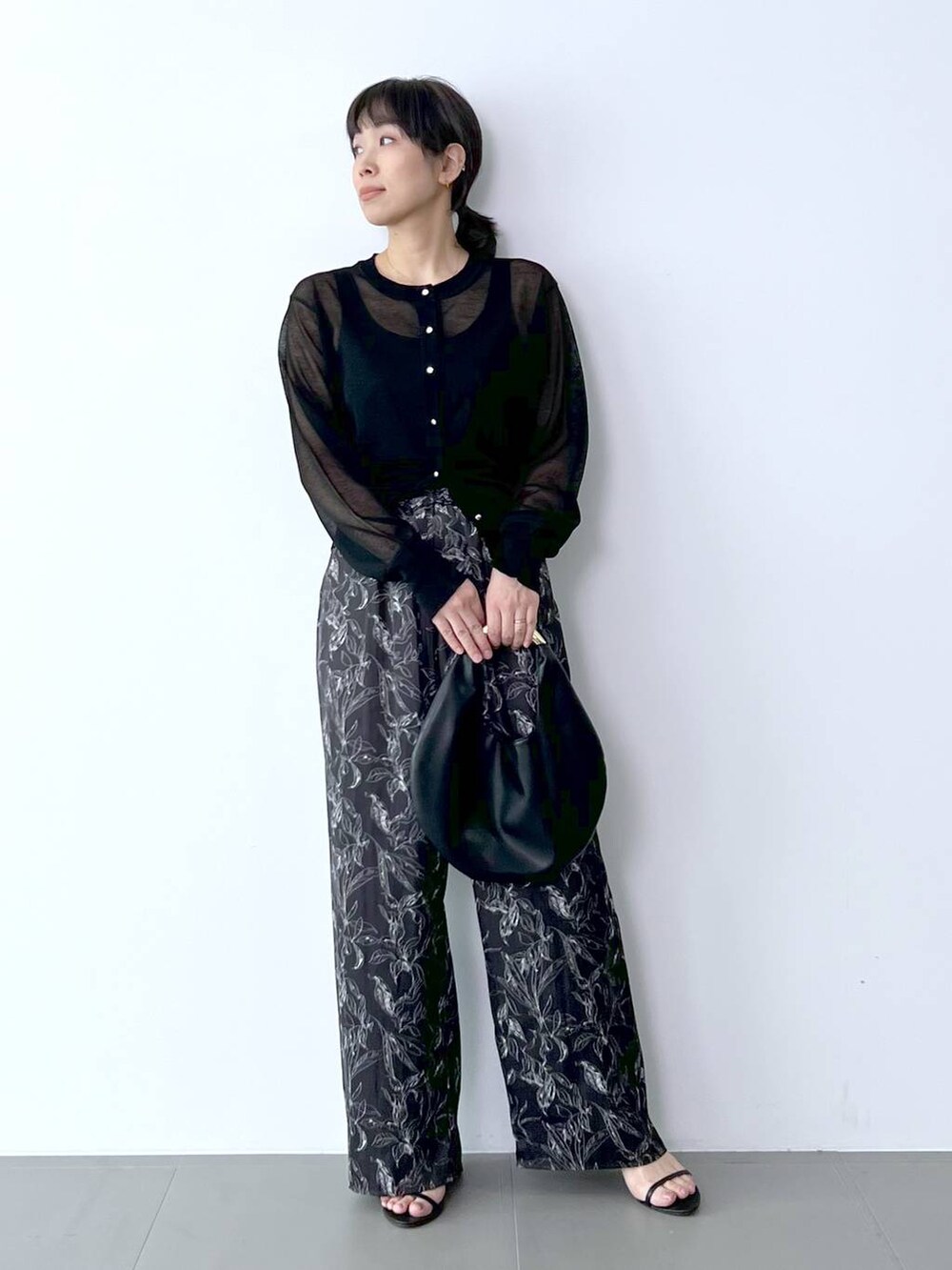 「体型カバー、着痩せ・細見え、ベーシック/シンプル、夏コーデ、カーディガン、ワイドパンツ、骨格ナチュラル、バッグ、サンダル、BARNYARDSTORM、Mazell」｜「BARNYARDSTORMのBARNYARDSTORM / Wストラップミュール（スリッポン、ブラック系）」を使った、あべさん（骨格ナチュラル・レディース・159cm）の夏コーディネートの5枚目の写真