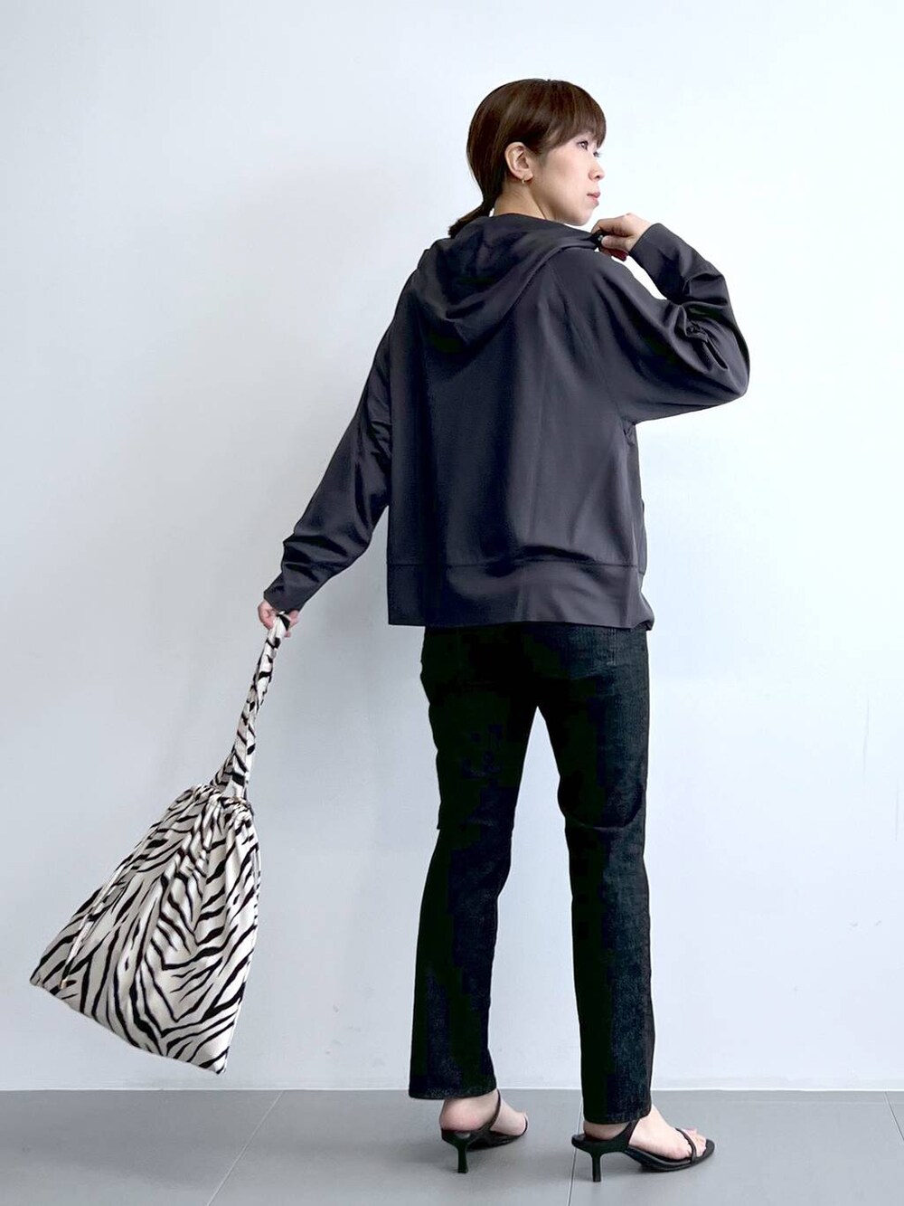 「体型カバー、着痩せ・細見え、ベーシック/シンプル、春コーデ、パーカー、UVカット、接触冷感、デニムパンツ、夏コーデ、サンダル、骨格ナチュラル、BARNYARDSTORM、Mazell、トートバッグ、バッグ」|「BARNYARDSTORMのBARNYARDSTORM / Wストラップミュール(スリッポン、ブラック系)」を使った、あべさん(骨格ナチュラル・レディース・159cm)の春コーディネートの9枚目の写真