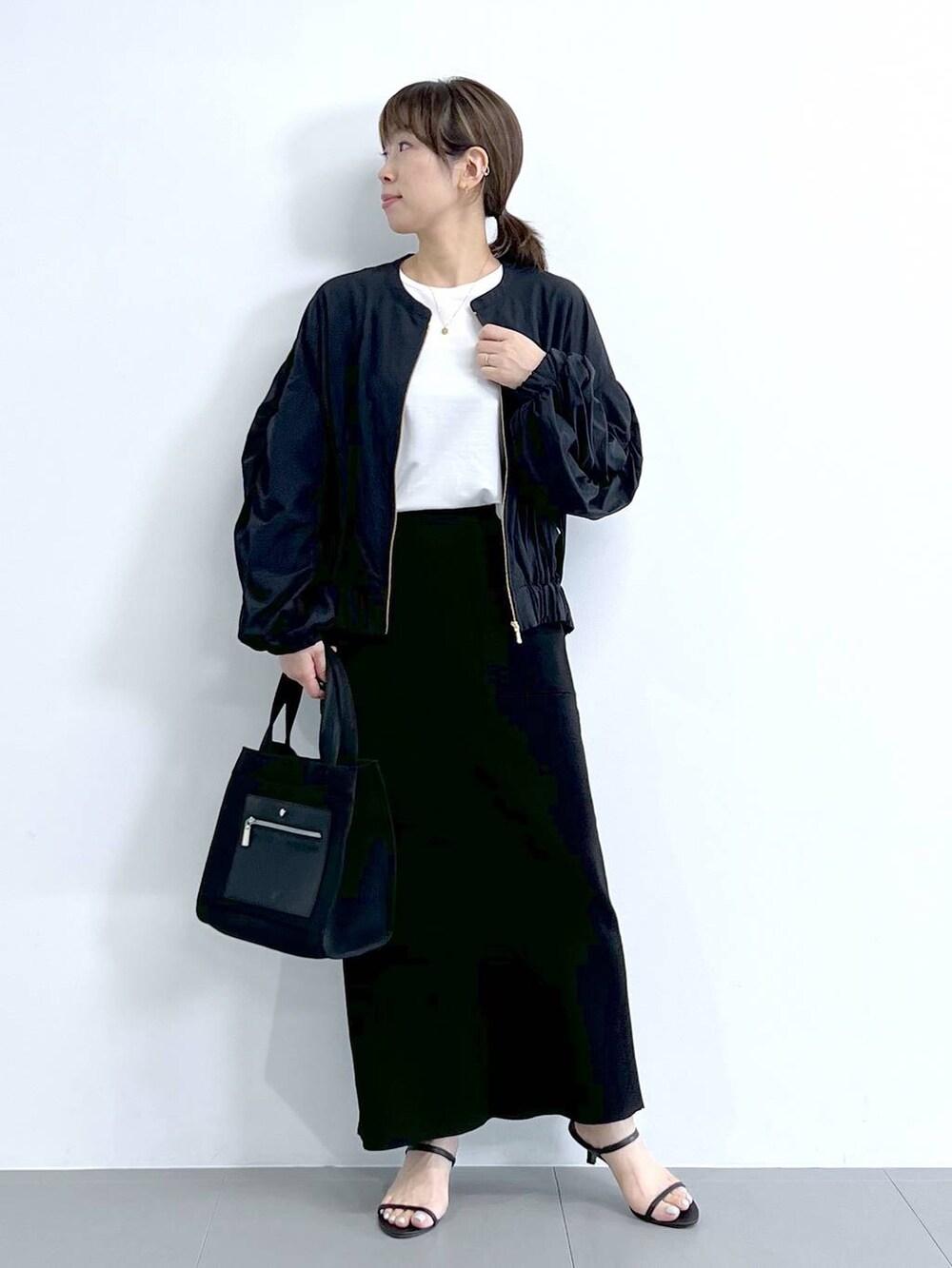 「体型カバー、着痩せ・細見え、ベーシック/シンプル、夏コーデ、スカート、ロングスカート、Tシャツ、ブルゾン、骨格ナチュラル、トートバッグ、バッグ、ショルダーバッグ、BARNYARDSTORM、Mazell、サンダル」|「BARNYARDSTORMのBARNYARDSTORM / Wストラップミュール(スリッポン、ブラック系)」を使った、あべさん(骨格ナチュラル・レディース・159cm)の夏コーディネートの3枚目の写真