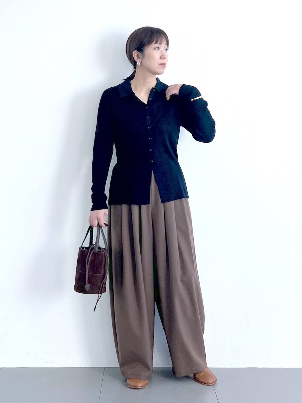 イエロー系のブーツ、ブラウン系のその他パンツ、ブルー系のニット/セーターを着用したレディースの冬コーディネートの4枚目の写真