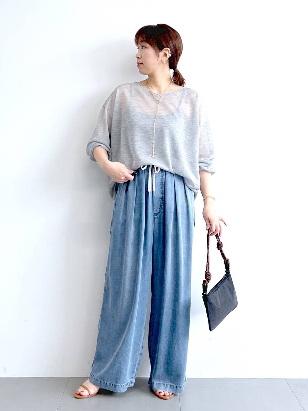 「ワイドパンツ、デニムパンツ、ニット、きれいめカジュアル、体型カバー、着痩せ・細見え、ベーシック/シンプル、夏コーデ、骨格ストレート、バッグ、ピアス、BARNYARDSTORM、Mazell、サンダル」|「BARNYARDSTORMのBARNYARDSTORM / スリムチェーンロングラリエット(ネックレス、ゴールド系)」を使った、あべさん(レディース・159cm)の夏コーディネートの2枚目の写真