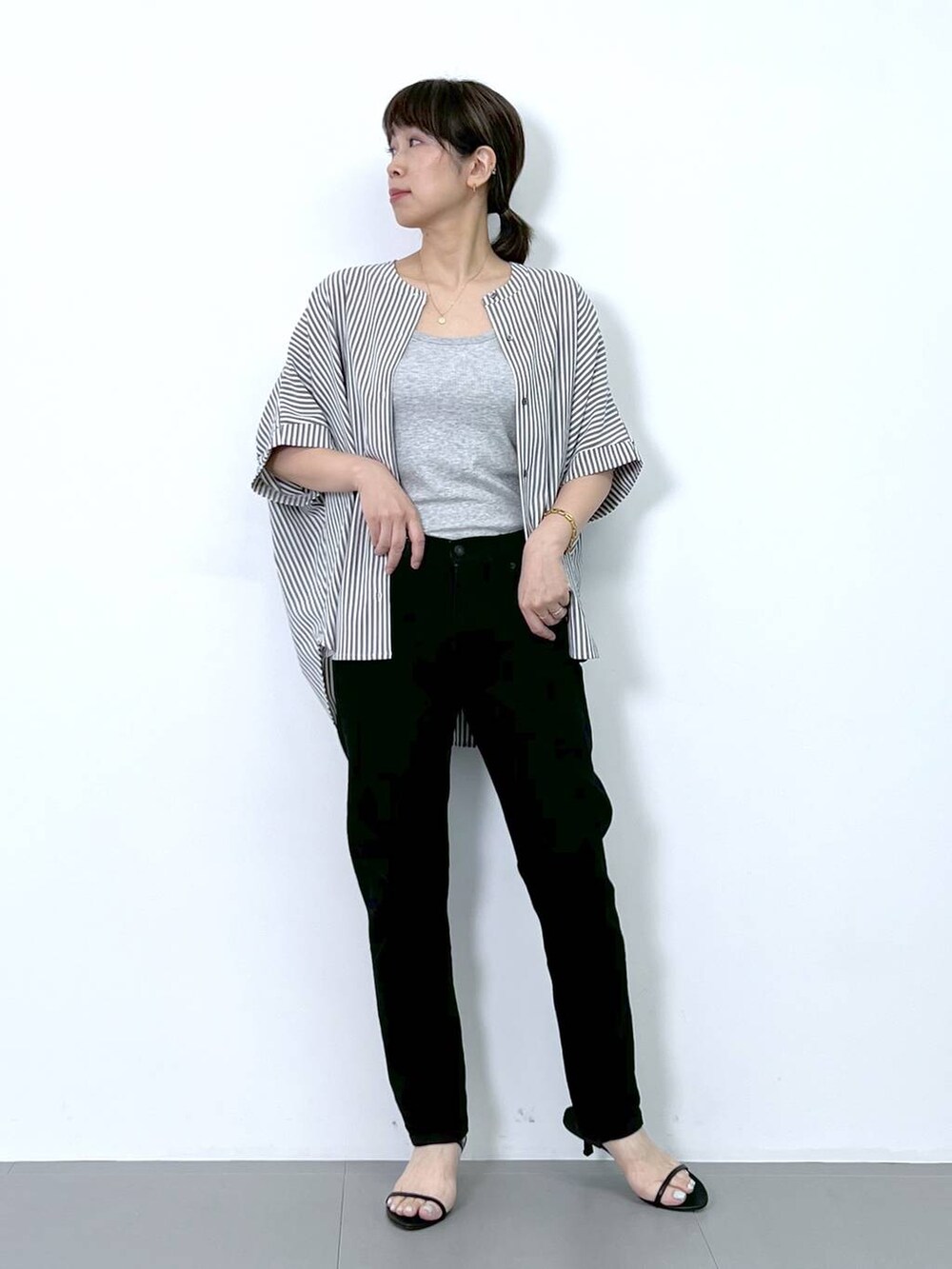 グレー系のシャツ/ブラウスを着用したレディースの夏コーディネートの4枚目の写真