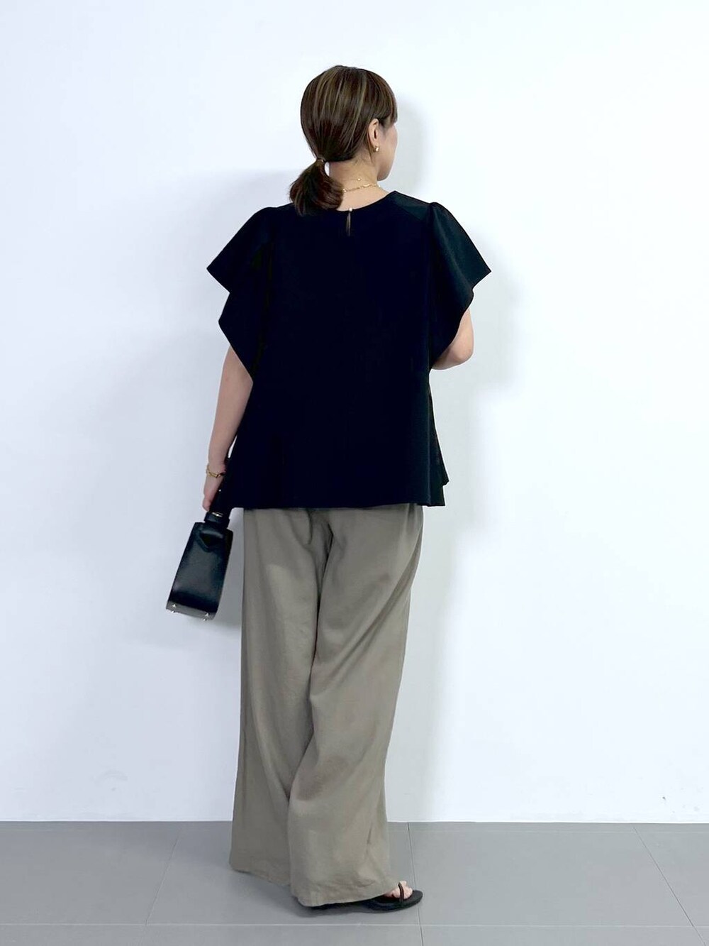 「体型カバー、着痩せ・細見え、ベーシック/シンプル、夏コーデ、ブラウス、ワイドパンツ、リネン・透けアイテム、サンダル、バッグ、ショルダーバッグ、骨格ナチュラル、BARNYARDSTORM、Mazell」|「BARNYARDSTORMのBARNYARDSTORM / Wストラップミュール(スリッポン、ブラック系)」を使った、あべさん(骨格ナチュラル・レディース・159cm)の夏コーディネートの9枚目の写真
