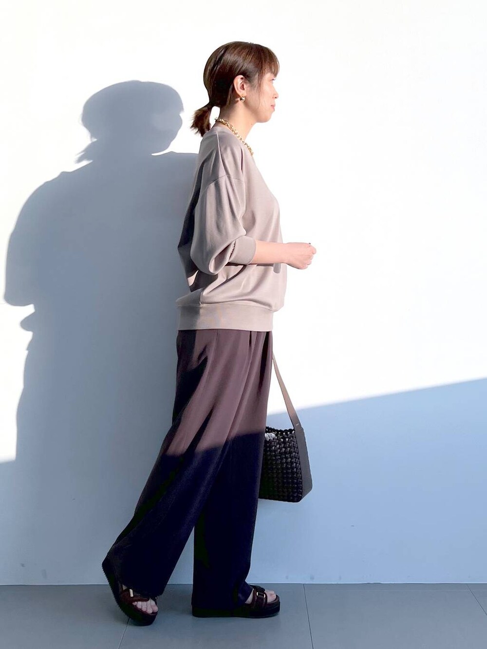 「体型カバー、着痩せ・細見え、ベーシック/シンプル、春コーデ、骨格ストレート、バッグ、ピアス、BARNYARDSTORM、Mazell、サンダル、ワイドパンツ、Tシャツ、ロンT、ワントーン」|「BARNYARDSTORMのBARNYARDSTORM / ボリュームチェーンネックレス(ネックレス、ゴールド系)」を使った、あべさん(レディース・159cm)の春コーディネートの4枚目の写真