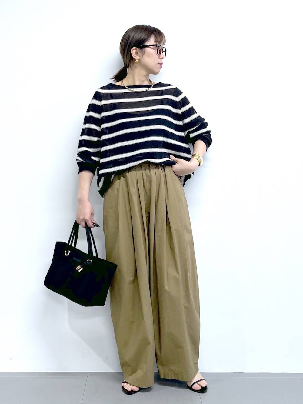 「体型カバー、着痩せ・細見え、ベーシック/シンプル、春コーデ、骨格ストレート、バッグ、ピアス、BARNYARDSTORM、Mazell、サンダル、ワイドパンツ、ニット、ボーダー」|「BARNYARDSTORMのBARNYARDSTORM / タタックイージーパンツ(その他パンツ、ベージュ系)」を使った、あべさん(レディース・159cm)の春コーディネートの4枚目の写真