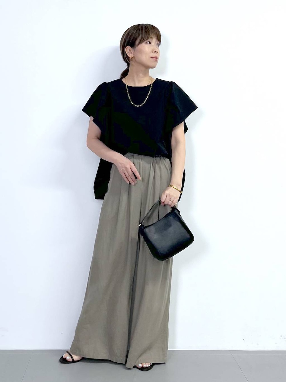 「体型カバー、着痩せ・細見え、ベーシック/シンプル、夏コーデ、ブラウス、ワイドパンツ、リネン・透けアイテム、サンダル、バッグ、ショルダーバッグ、骨格ナチュラル、BARNYARDSTORM、Mazell」|「BARNYARDSTORMのBARNYARDSTORM / Wストラップミュール(スリッポン、ブラック系)」を使った、あべさん(骨格ナチュラル・レディース・159cm)の夏コーディネートの2枚目の写真