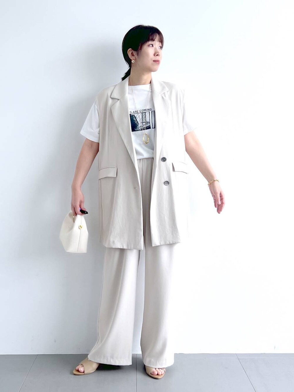 ホワイト系のベスト、ホワイト系のその他パンツ、ホワイト系のTシャツ/カットソーを着用したレディースの春コーディネートの4枚目の写真