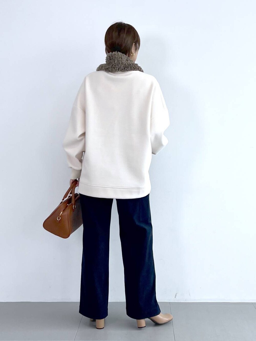 ブルー系のその他パンツ、イエロー系のボストンバッグ、ベージュ系のブーツを着用したレディースの秋コーディネートの9枚目の写真