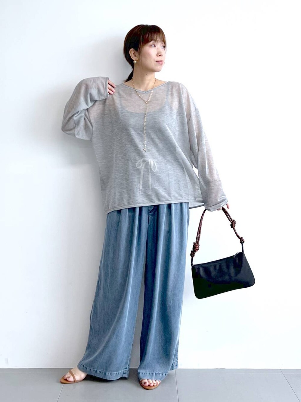 「ワイドパンツ、デニムパンツ、ニット、きれいめカジュアル、体型カバー、着痩せ・細見え、ベーシック/シンプル、夏コーデ、骨格ストレート、バッグ、ピアス、BARNYARDSTORM、Mazell、サンダル」|「BARNYARDSTORMのBARNYARDSTORM / スリムチェーンロングラリエット(ネックレス、ゴールド系)」を使った、あべさん(レディース・159cm)の夏コーディネートの5枚目の写真