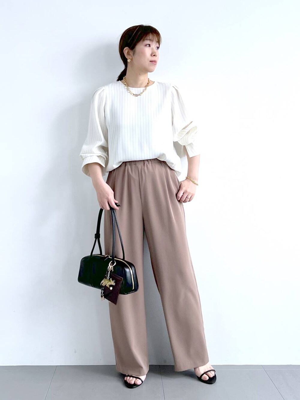 「体型カバー、着痩せ・細見え、ベーシック/シンプル、春コーデ、骨格ストレート、バッグ、ピアス、BARNYARDSTORM、Mazell、サンダル、ワイドパンツ、Tシャツ、ロンT、ワントーン」|「BARNYARDSTORMのBARNYARDSTORM / ボリュームチェーンネックレス(ネックレス、ゴールド系)」を使った、あべさん(レディース・159cm)の春コーディネートの7枚目の写真