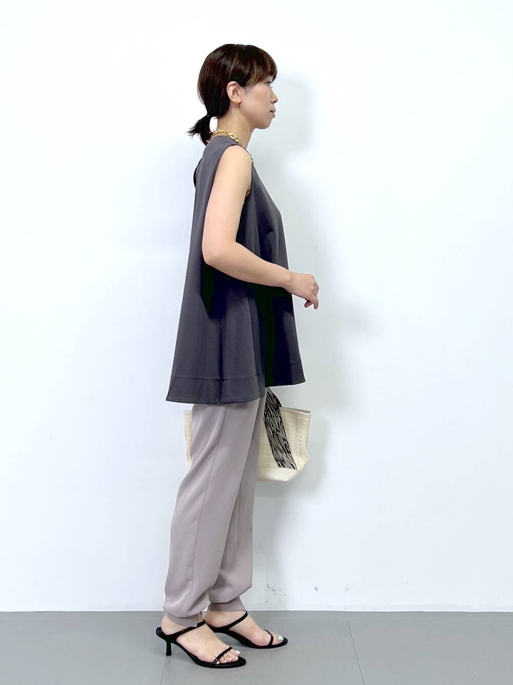「体型カバー、着痩せ・細見え、ベーシック/シンプル、夏コーデ、サンダル、パンツ、トートバッグ、ネックレス、骨格ナチュラル、ショルダーバッグ、バッグ、BARNYARDSTORM、Mazell」|「BARNYARDSTORMのBARNYARDSTORM / Wストラップミュール(スリッポン、ブラック系)」を使った、あべさん(骨格ナチュラル・レディース・159cm)の夏コーディネートの7枚目の写真