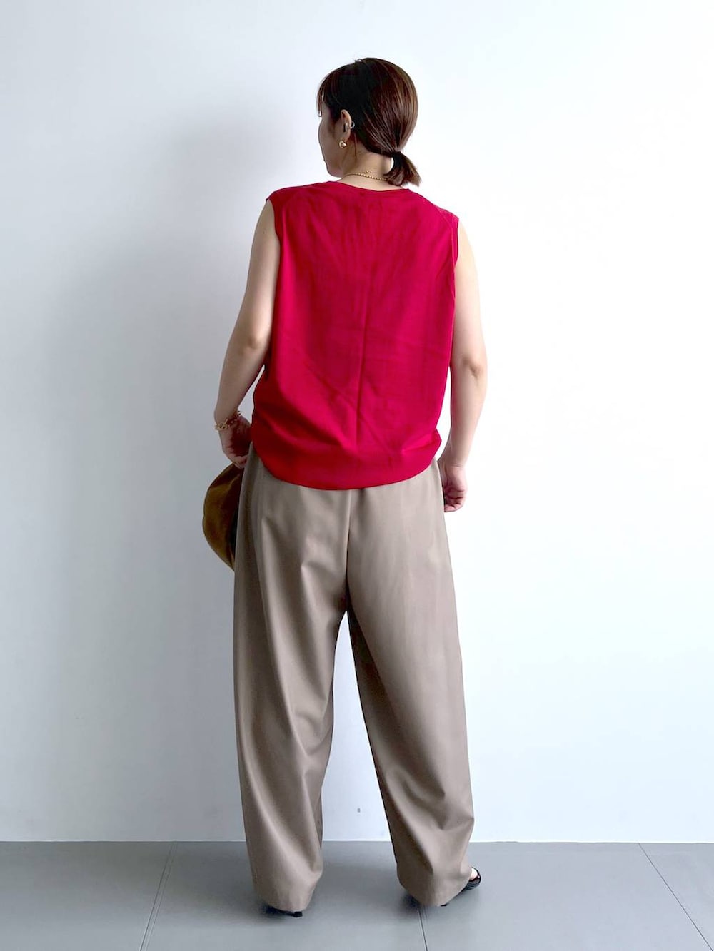 「ベスト、ニット、パンツ、ワイドパンツ、チノパン、キャップ、秋コーデ、体型カバー、着痩せ・細見え、ベーシック/シンプル、夏コーデ、骨格ストレート、バッグ、ピアス、BARNYARDSTORM」|「BARNYARDSTORMのBARNYARDSTORM / 【スタイリスト若狭恵美さんご紹介アイテム】中空セミサークルピアス(ピアス(両耳用)、その他)」を使った、あべさん(レディース・159cm)の夏コーディネートの8枚目の写真