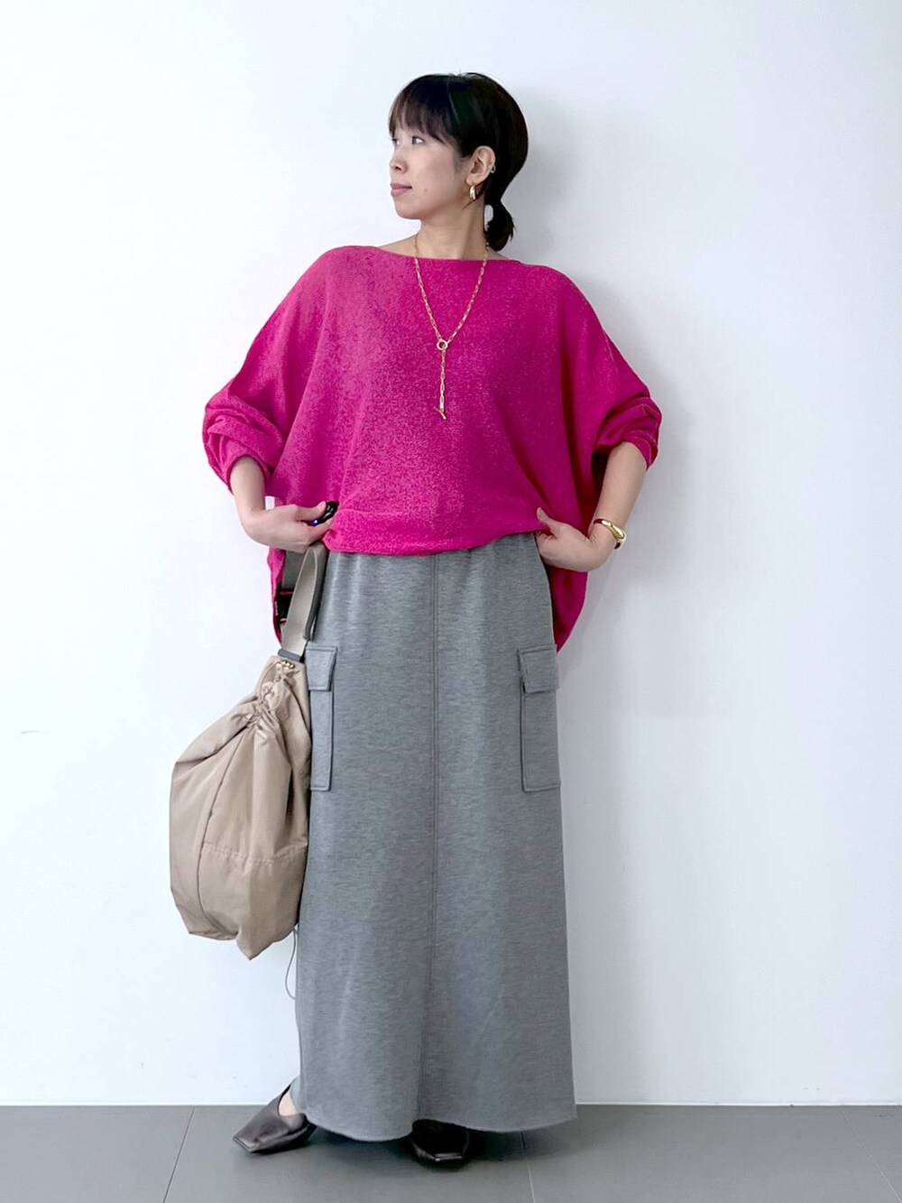 「体型カバー、着痩せ・細見え、ベーシック/シンプル、ニット、スカート、パンプス、ショルダーバッグ、バッグ、骨格ナチュラル、BARNYARDSTORM、MA-1、楽ちんコーデ、夏コーデ」｜「BARNYARDSTORMのBARNYARDSTORM / ドロストモイストショルダー（ショルダーバッグ、ベージュ系）」を使った、あべさん（骨格ナチュラル・レディース・159cm）の夏コーディネートの4枚目の写真