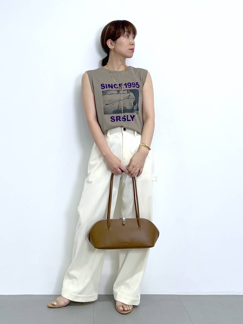 「Tシャツ、サンダル、パンツ、カジュアル、大人カジュアル、ワイドパンツ、骨格ナチュラル、BARNYARDSTORM、Mazell、トートバッグ、バッグ、ネックレス、体型カバー、着痩せ・細見え、ベーシック/シンプル」｜「BARNYARDSTORMのBARNYARDSTORM / Wストラップミュール（スリッポン、ベージュ系）」を使った、あべさん（骨格ナチュラル・レディース・159cm）の夏コーディネートの5枚目の写真