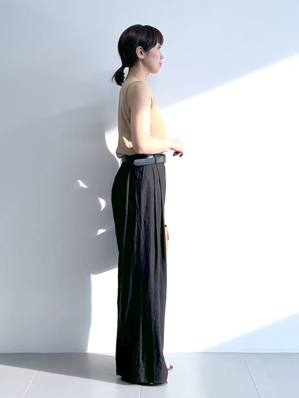 「ニット、体型カバー、着痩せ・細見え、ベーシック/シンプル、夏コーデ、カーディガン、ワイドパンツ、リネン・透けアイテム、骨格ナチュラル、バッグ、ショルダーバッグ、サンダル、BARNYARDSTORM、Mazell」|「BARNYARDSTORMのBARNYARDSTORM / Wストラップミュール(スリッポン、ブラック系)」を使った、あべさん(骨格ナチュラル・レディース・159cm)の春コーディネートの4枚目の写真