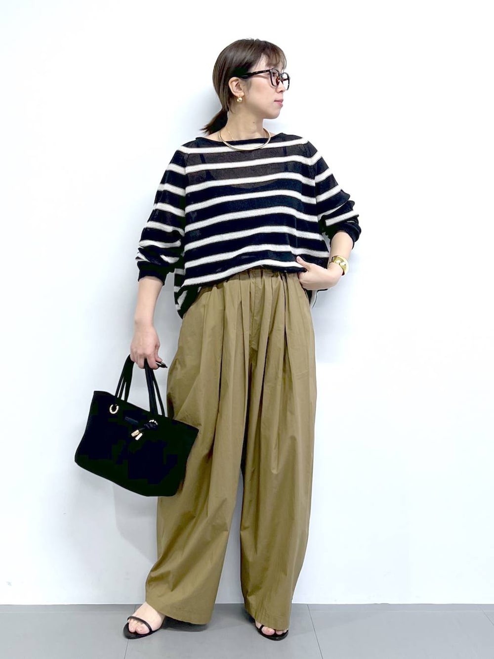 「体型カバー、着痩せ・細見え、ベーシック/シンプル、春コーデ、骨格ストレート、バッグ、ピアス、BARNYARDSTORM、Mazell、サンダル、ワイドパンツ、ニット、ボーダー」|「BARNYARDSTORMのBARNYARDSTORM / タタックイージーパンツ(その他パンツ、ベージュ系)」を使った、あべさん(レディース・159cm)の春コーディネートの2枚目の写真