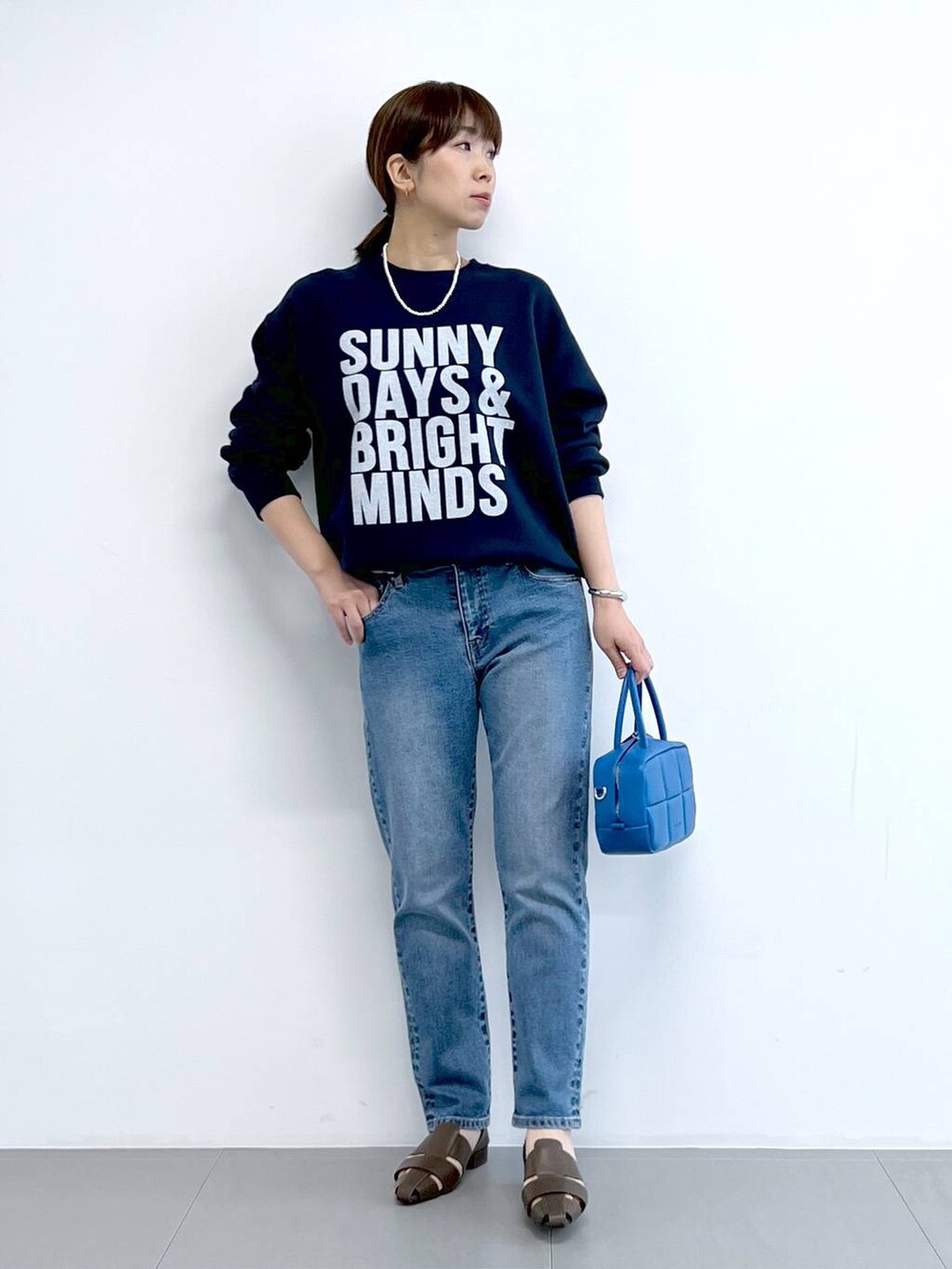 「体型カバー、着痩せ・細見え、ベーシック/シンプル、デニムパンツ、テーパードパンツ、スウェット、バッグ、パンプス、カジュアル、ブレスレット、ネックレス」|「BARNYARDSTORMのBARNYARDSTORM / ソフトウエストスリムボーイパンツ(デニムパンツ、ブルー系)」を使った、あべさん(骨格ナチュラル・レディース・159cm)の春コーディネートの4枚目の写真