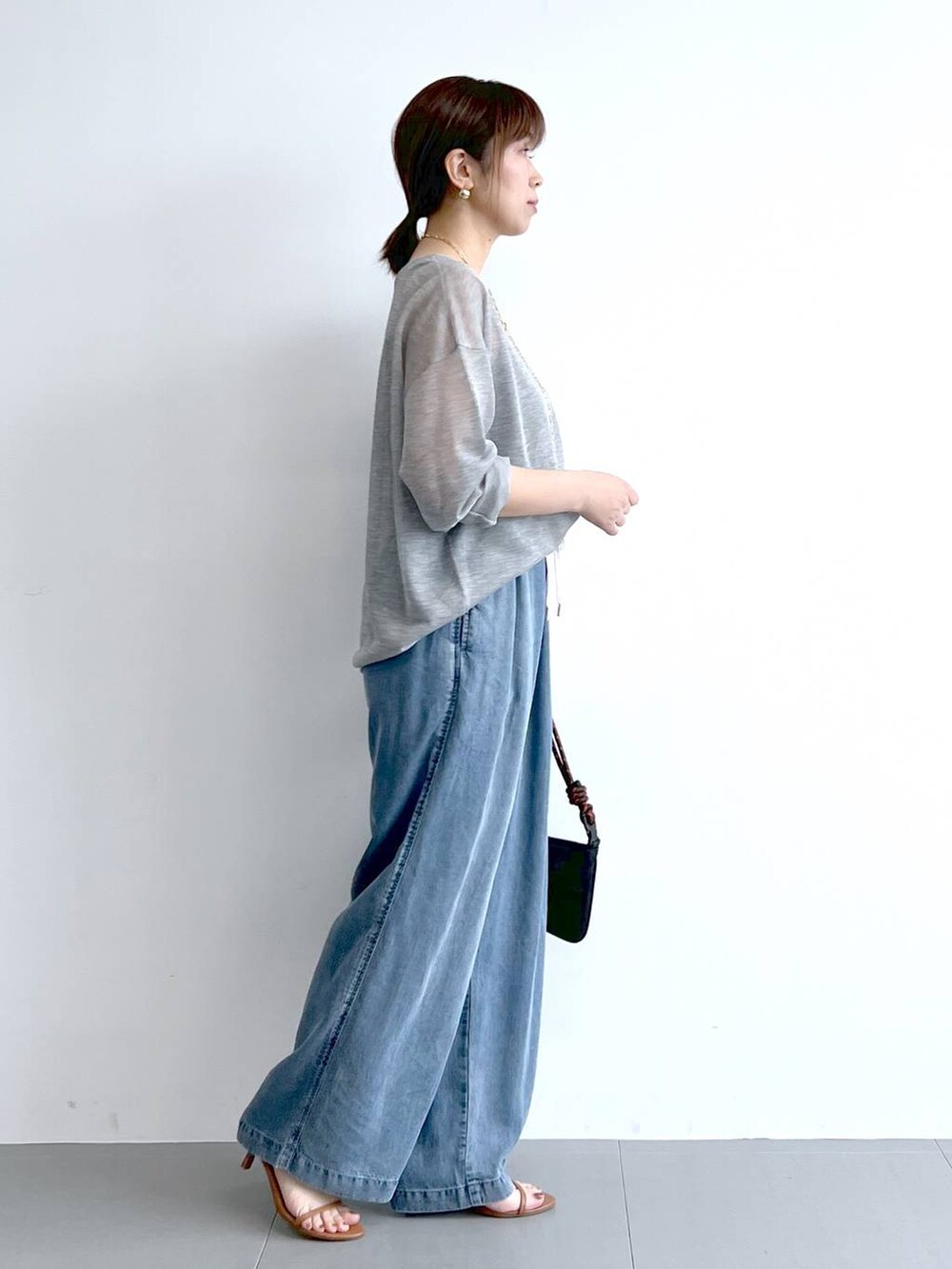 「ワイドパンツ、デニムパンツ、ニット、きれいめカジュアル、体型カバー、着痩せ・細見え、ベーシック/シンプル、夏コーデ、骨格ストレート、バッグ、ピアス、BARNYARDSTORM、Mazell、サンダル」|「BARNYARDSTORMのBARNYARDSTORM / スリムチェーンロングラリエット(ネックレス、ゴールド系)」を使った、あべさん(レディース・159cm)の夏コーディネートの8枚目の写真