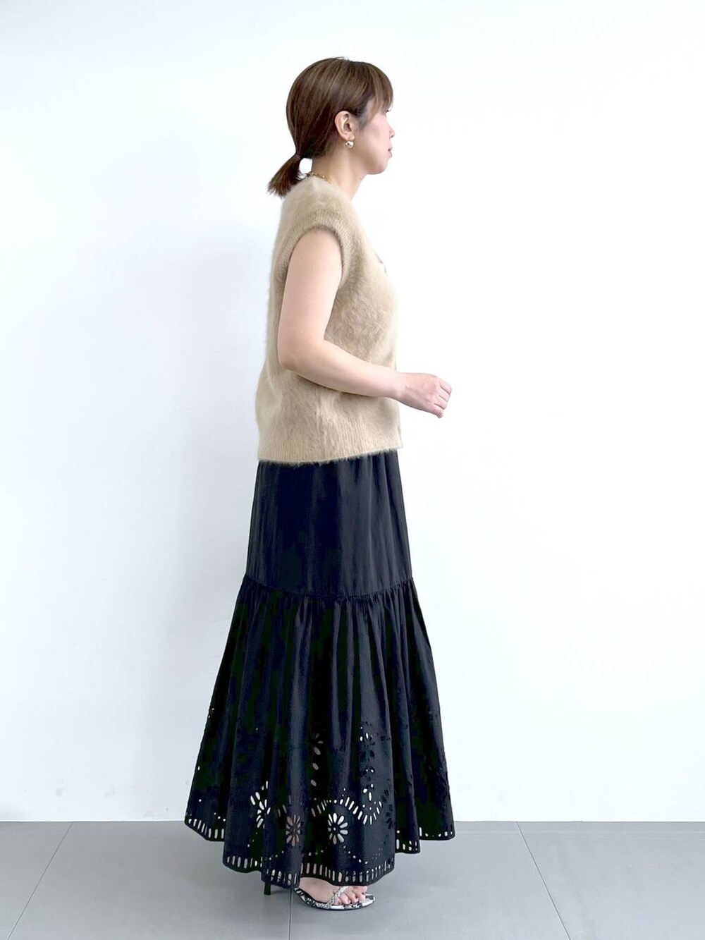 「体型カバー、着痩せ・細見え、ベーシック/シンプル、夏コーデ、骨格ストレート、バッグ、ピアス、BARNYARDSTORM、Mazell、サンダル、スカート、ロングスカート、ニット、ベスト、きれいめカジュアル」｜「BARNYARDSTORMのBARNYARDSTORM / 【スタイリスト若狭恵美さんご紹介アイテム】中空セミサークルピアス（ピアス（両耳用）、その他）」を使った、あべさん（レディース・159cm）の夏コーディネートの8枚目の写真