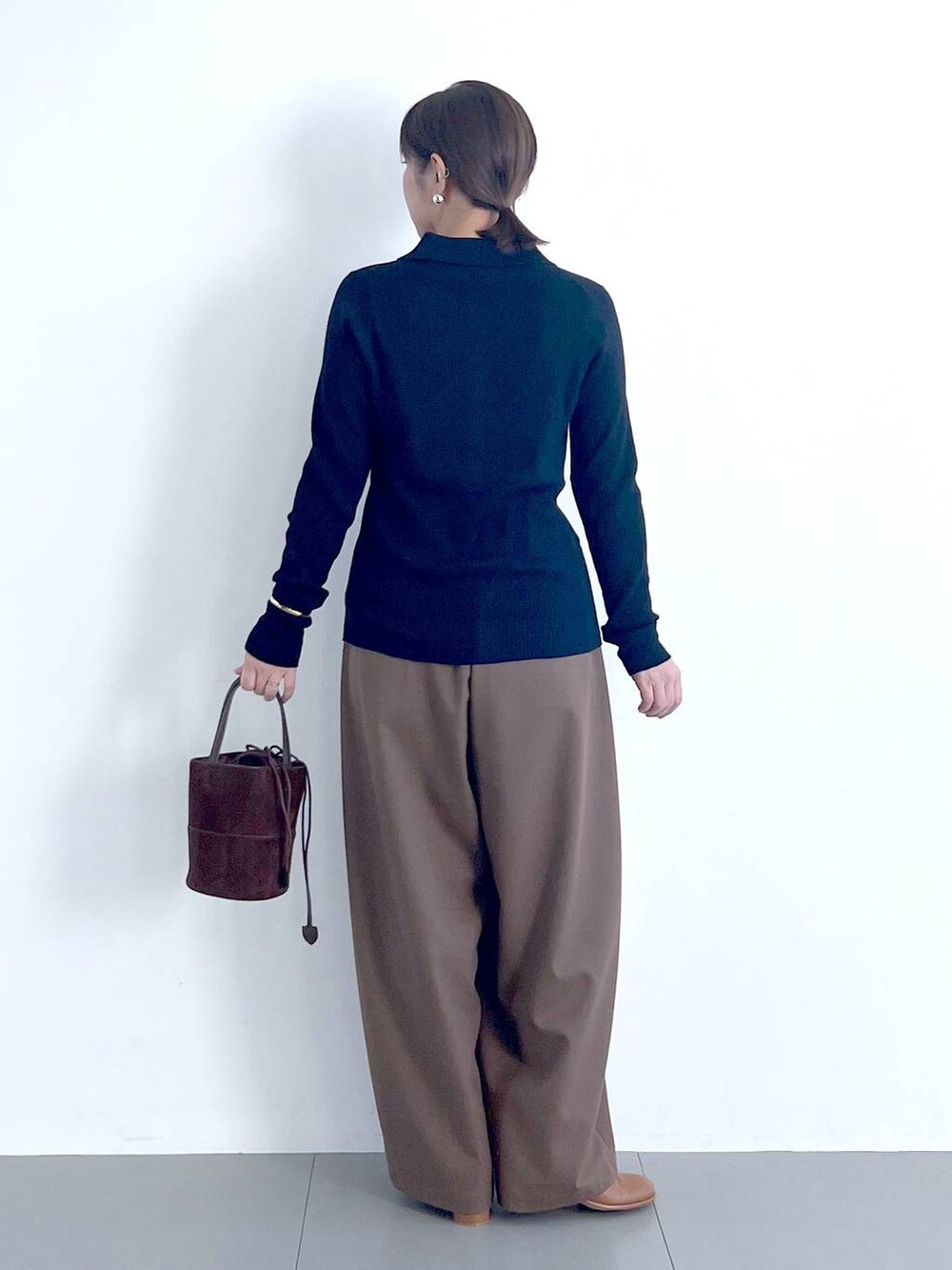 イエロー系のブーツ、ブラウン系のその他パンツ、ブルー系のニット/セーターを着用したレディースの冬コーディネートの7枚目の写真