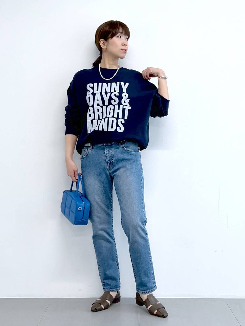 「体型カバー、着痩せ・細見え、ベーシック/シンプル、デニムパンツ、テーパードパンツ、スウェット、バッグ、パンプス、カジュアル、ブレスレット、ネックレス」|「BARNYARDSTORMのBARNYARDSTORM / ソフトウエストスリムボーイパンツ(デニムパンツ、ブルー系)」を使った、あべさん(骨格ナチュラル・レディース・159cm)の春コーディネートの2枚目の写真