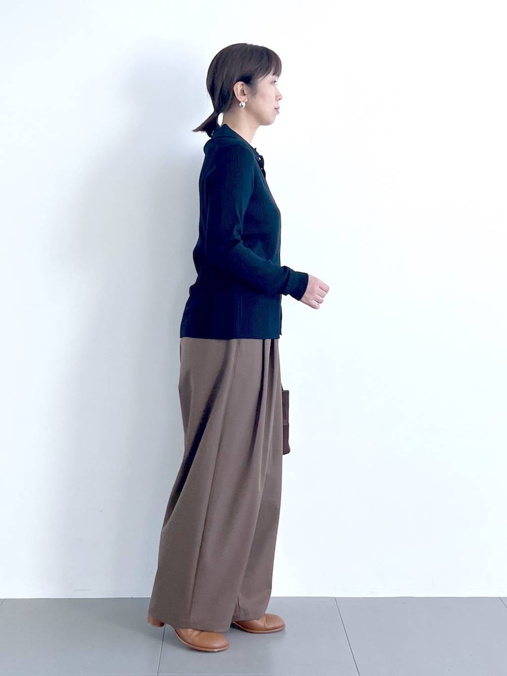 イエロー系のブーツ、ブラウン系のその他パンツ、ブルー系のニット/セーターを着用したレディースの冬コーディネートの6枚目の写真